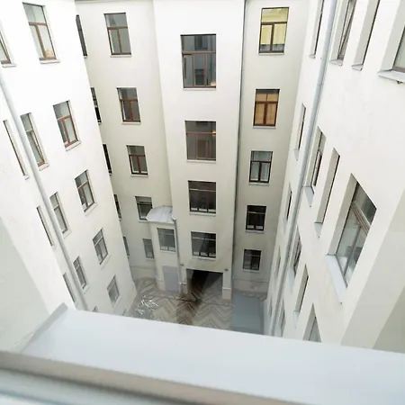 Compact - 5 Min From Bus Station *